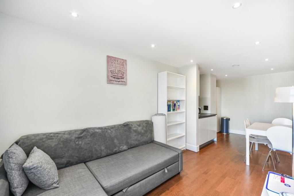 Luxury One-Bedroom Apartment – City Views – £2,600pcm – Whitechapel High Street, Aldgate, London, E1