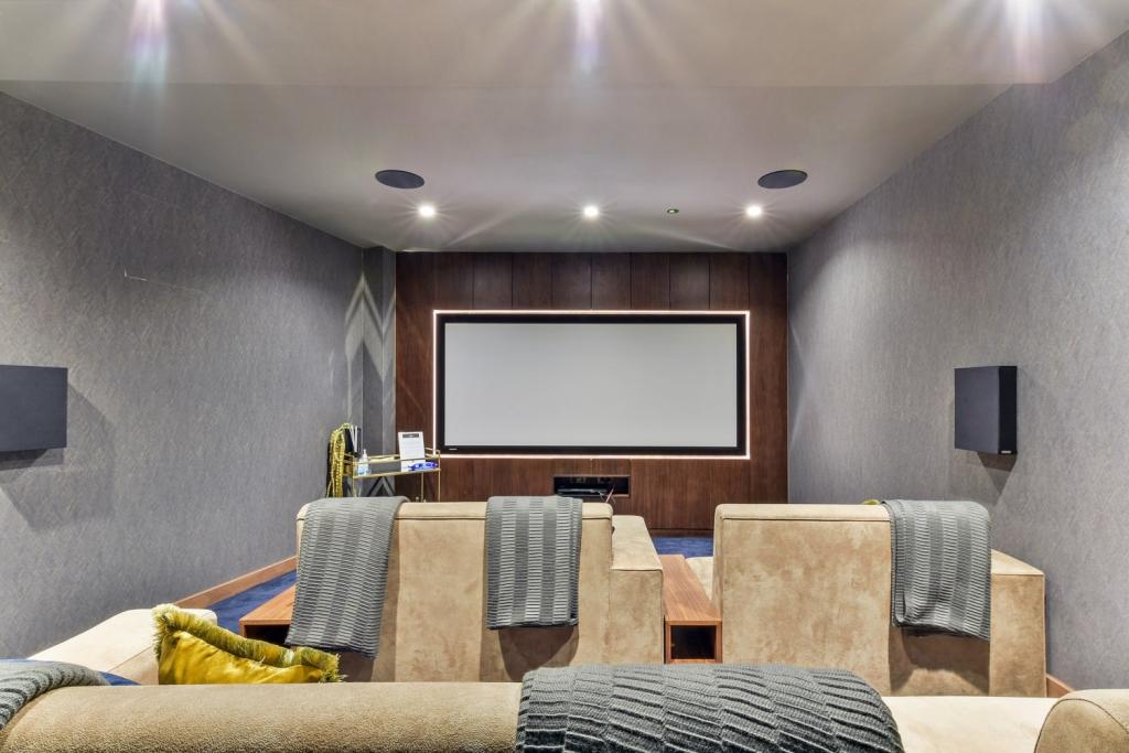 Luxury One-Bedroom Apartment – Prime City Location –The Denizen, London, EC1Y