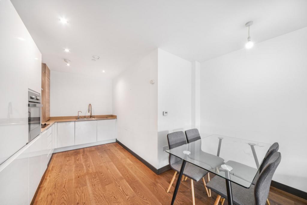Luxury One Bedroom Apartment – 561 sq ft – Private Balcony  – £1,625pcm