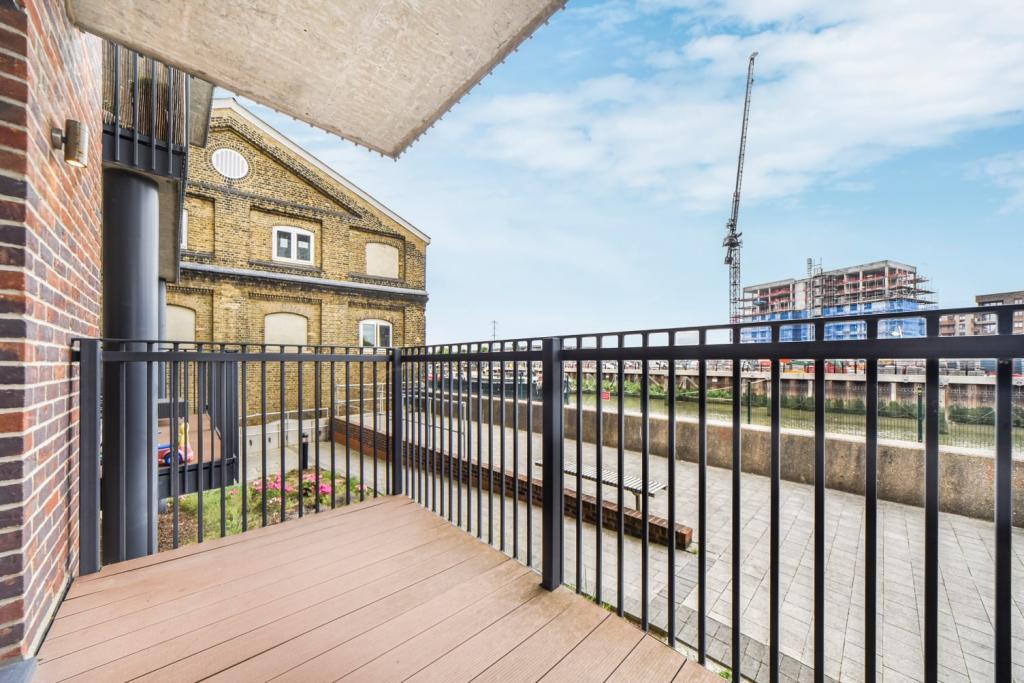 Luxury One Bedroom Apartment – 561 sq ft – Private Balcony  – £1,625pcm